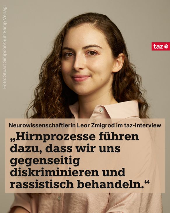 Frau mit langen welligen Haaren vor beigem Hintergrund. Text: Neurowissenschaftlerin Leor Zmigrod im taz-Interview „Hirnprozesse führen dazu, dass wir uns gegenseitig diskriminieren und rassistisch behandeln.“