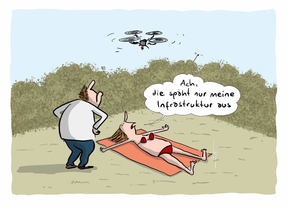Karikatur: Eine Frau liegt im Bikini auf einem Handtuch. Ein Mann steht neben ihr und guckt in die Luft. Über der Frau kreist eine Drohne. Die Frau sagt: Ach, die späht nur meine Infrastruktur aus