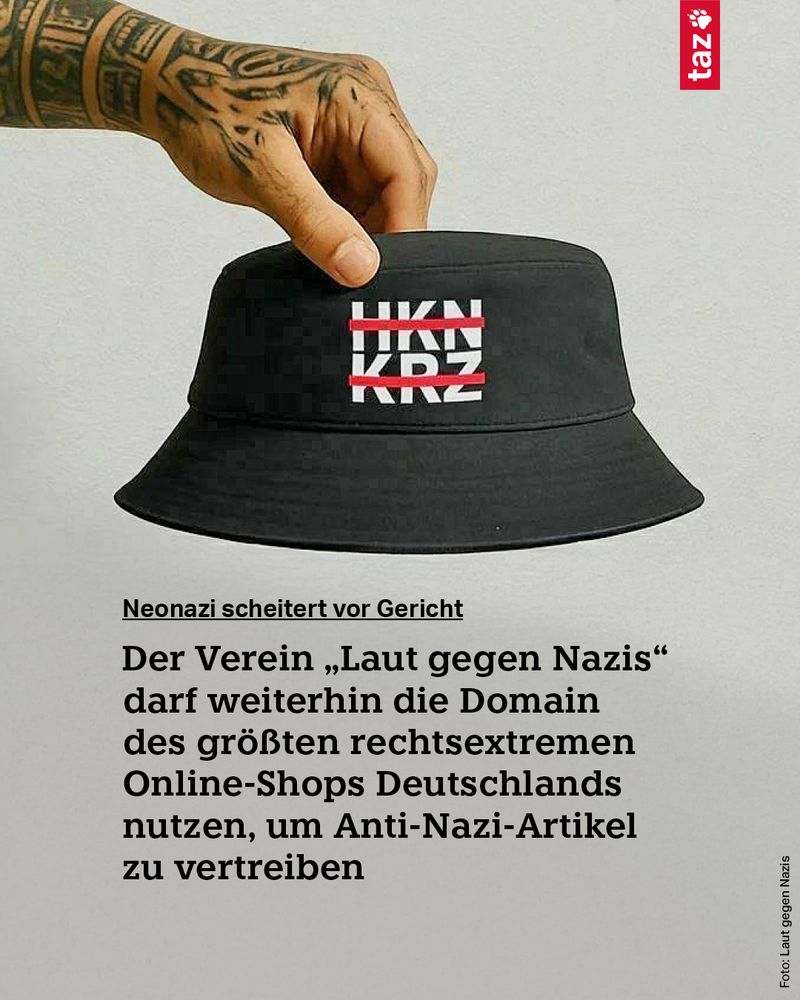  Bildbeschreibung: Eine tätowierte Hand hält einen Fischerhut zwischen den Fingern. Der Hut ist mit einem Schriftzug bedruckt, der auf das Hakenkreuz im Nationalsozialismus referiert, der Schriftzug ist jedoch durchgestrichen. Unter dem Bild steht die Zeile "Neonazi scheitert vor Gericht". Dazu der Text: Der Verein „Laut gegen Nazis“ darf weiterhin die Domain des größten rechtsextremen Online-Shops Deutschlands nutzen, um Anti-Nazi-Artikel zu vertreiben