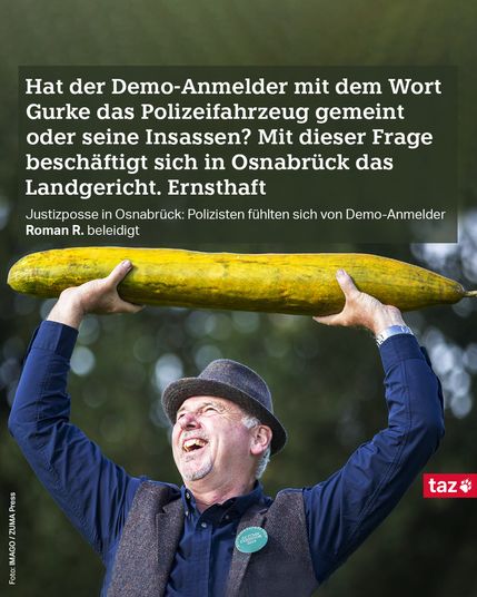 Eine ältere Person hält eine riesige Gurke in die Höhe. Beschriftung: Justizposse in Osnabrück: Polizisten fühlten sich von Demo-Anmelder Roman R. beleidigt
Hat der Demo-Anmelder mit dem Wort Gurke das Polizeifahrzeug gemeint oder seine Insassen? Mit dieser Frage beschäftigt sich in Osnabrück das Landgericht. Ernsthaft