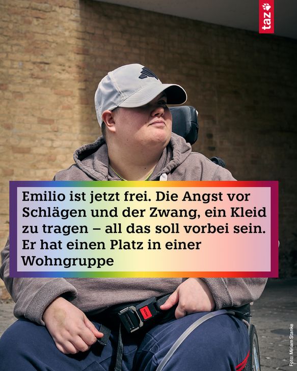 Emilio sitzt mit Käppi in seinem Rollstuhl. Text: „Da weißt du, dass du am richtigen Punkt bist und dass du so sein kannst, wie du bist, ohne irgendetwas zu verstecken.“
Emilio ist jetzt frei. Die Angst vor Schlägen und der Zwang, ein Kleid zu tragen – all das soll vorbei sein. Er hat einen Platz in einer Wohngruppe

