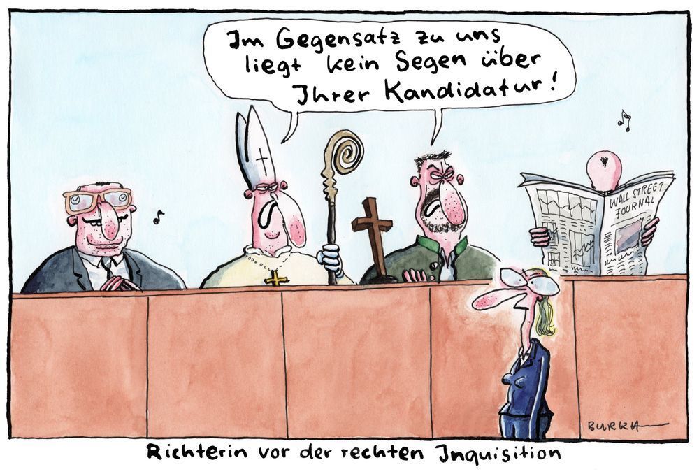 Bildbeschreibung: Eine Karikatur mit der Bildunterschrift: Richterin vor der rechten Inquisition. Das Bild zeigt die Juristin Frauke Brosius-Gersdorf vor einer Reihe Männern. Jens Spahn, Markus Söder, Friedrich Merz - versteckt hinter einer Zeitung - und ein Bischof. Der sagt: „Im Gegensatz zu uns liegt kein Segen über Ihrer Kandidatur!“