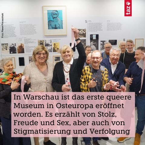 Ein Foto von mehreren Queers mit freudigen Gesichtern, eine Person streckt die Hand nach oben. Im Hintergrund sind gerahmte Bilder und Erklärtexte an der Wand zu sehen. Dazu die Nachricht als geschriebener Text: In Warschau ist das erste queere Museum in Osteuropa eröffnet worden. Es erzählt von Stolz, Freude und Sex, aber auch von Stigmatisierung und Verfolgung
