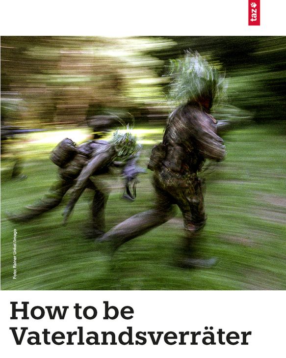 Unscharfe, dynamische Aufnahme zweier Soldaten in Tarnkleidung und mit Laub getarnten Helmen, die durch eine grüne Waldlandschaft rennen. Oben rechts das taz-Logo, unten der Titel: How to be Vaterlandsverräter.