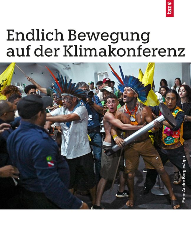 Szene bei einer Klimakonferenz: Eine größere Gruppe demonstrierender Menschen drängt in einen Konferenzraum. Einige halten Banner oder Gegenstände, Sicherheitskräfte versuchen die Menge zurückzuhalten. Darüber der Text: Endlich Bewegung auf der Klimakonferenz