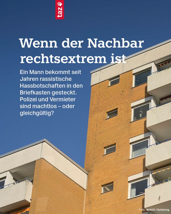Eine Häuserfront mit Balkonen. Text: Wenn der Nachbar rechtsextrem ist. Ein Mann bekommt seit Jahren rassistische Hassbotschaften in den Briefkasten gesteckt. Polizei und Vermieter sind machtlos – oder gleichgültig?