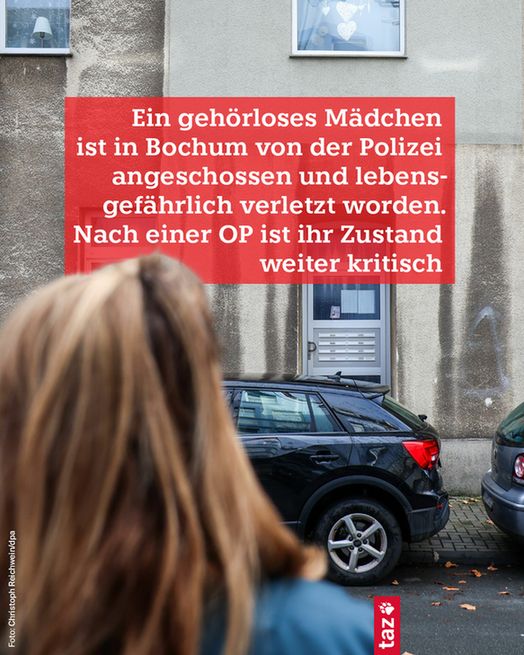 Eine junge Frau steht an einer Straße und blickt auf ein gegenüberliegendes Mehrfamilienhaus. Dazu der Text: Ein gehörloses Mädchen ist in Bochum von der Polizei angeschossen und lebensgefährlich verletzt worden. Nach einer OP ist ihr Zustand weiter kritisch.