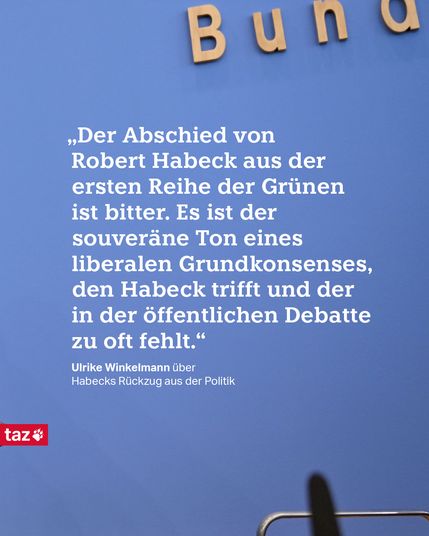 Am Bildrand sieht man den Anfang des Schriftzuges „Bundespressekonferenz“, dazu der Text:
„Der Abschied von Robert Habeck aus der ersten Reihe der Grünen ist bitter. Es ist der souveräne Ton eines liberalen Grundkonsenses, den Habeck trifft und der in der öffentlichen Debatte zu oft fehlt.“
Ulrike Winkelmann über Habecks Rückzug aus der Politik