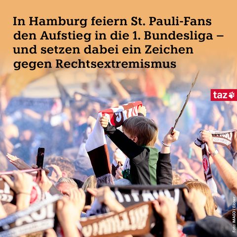 In Hamburg feiern St. Pauli-Fans den Aufstieg in die 1. Bundesliga – und setzen dabei ein Zeichen gegen Rechtsextremismus. Zu sehen sind viele Menschen und ein Kind, das einen Fanschal hochhält. 