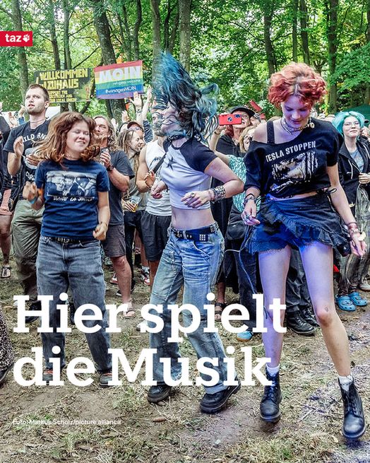 Junge Menschen tanzen letztes Jahr auf dem Festival „Jamel rockt den Förster“. Zeile: Hier spielt die Musik 