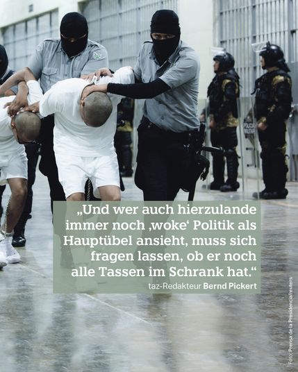 Salvadorianische Polizisten eskortieren mutmaßliche Mitglieder des Tren de Aragua, die von der US-Regierung abgeschoben wurden. Text: „Und wer auch hierzulande immer noch ‚woke‘ Politik als Hauptübel ansieht, muss sich fragen lassen, ob er noch alle Tassen im Schrank hat.“ taz-Redakteur Bernd Pickert