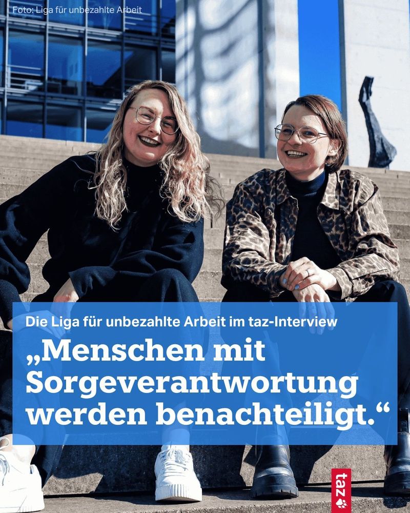 Jo Lücke und Franzi Helms sitzen auf einer Treppe und lachen in die Kamera. Text: Die Liga für unbezahlte Arbeit im taz-Interview. „Menschen mit Sorgeverantwortung werden benachteiligt.“
