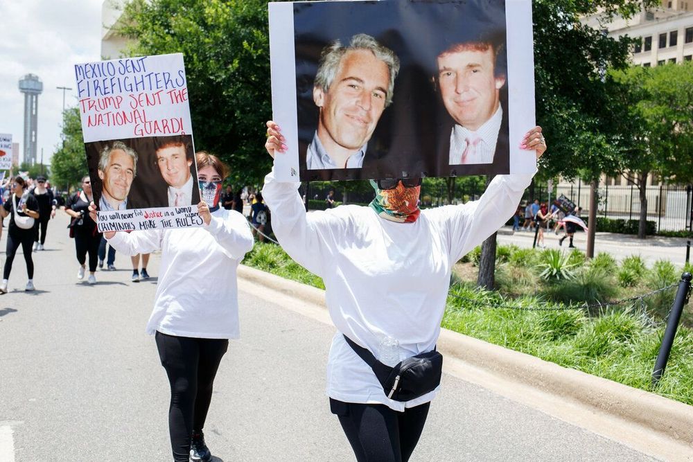 Lang schürte Trump Verschwörungen über Jeffrey Epstein, nun wird er selbst Opfer davon
