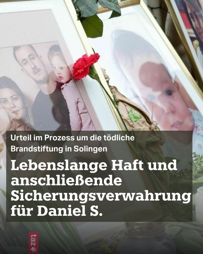 Das Foto zeigt Details einer Mahnwache vor dem ausgebrannten Haus in Solingen: Fotos der Verstorbenen sind aufgestellt, Blumen abgelegt. Text: Urteil im Prozess um die tödliche Brandstiftung in Solingen. Lebenslange Haft und anschließende Sicherungsverwahrung für Daniel S.