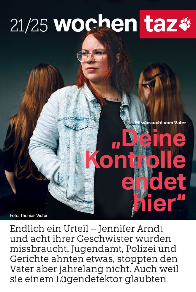 Die Titelseite der wochentaz vom 17.5.2025: Eine Frau mit roten Haaren steht mit dem Gesicht, das sie zur Seite wendet, zu uns. Hinter ihr zwei Personen, ebenfalls mit roten Haaren mit dem Rücken zu uns. Beschriftung: Missbraucht vom Vater. "Deine Kontrolle endet hier". Endlich ein Urteil - Jennifer Arndt und acht ihrer Geschwister wurden missbraucht. Jugendamt, Polizei und Gerichte ahnten etwas stoppten den Vater aber jahrelang nicht. Auch weil sie einem Lügendetektor glaubten