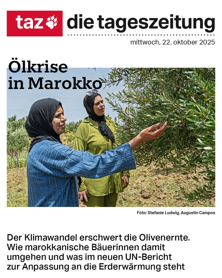 Titelbild der taz vom 22. Oktober. Sie zeigt zwei Frauen vor einem Olivenbaum. Dazu die Zeile: Ölkrise in Marokko. Der Klimawandel erschwert die Olivenernte. Wie marokkanische Bäuerinnen damit umgehen und was im neuen UN-Bericht zur Anpassung an die Erderwärmung steht