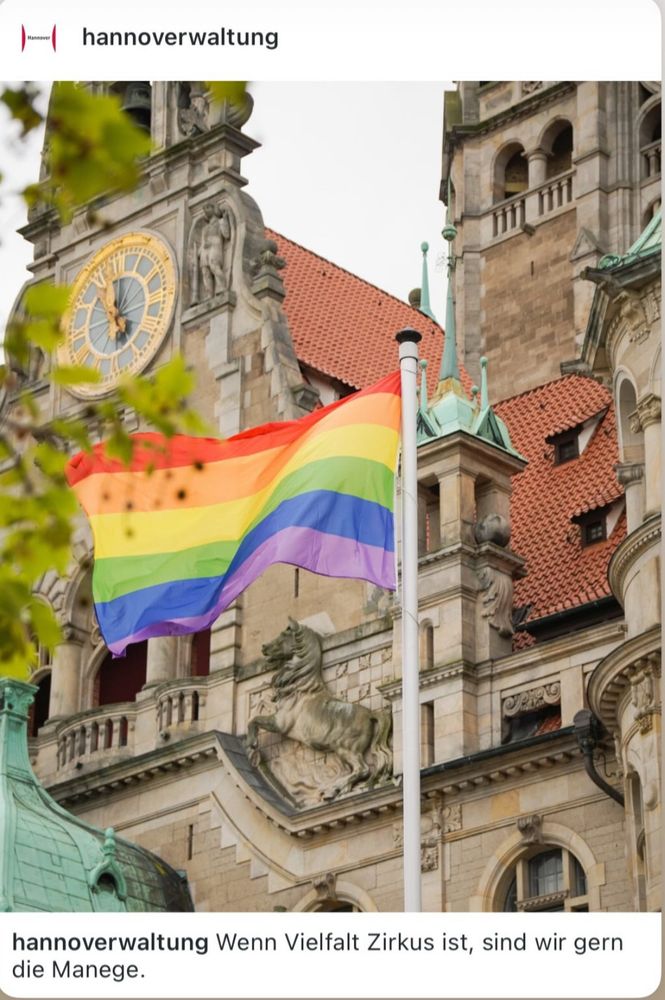 Instagram-Post von @hannoverwaltung. Das Bild zeigt eine Prideflagge, die vor einem historischen Gebäude mit Uhr (vermulich das Rathaus) weht. Dazu der in meinem Skeet zitierte Text.