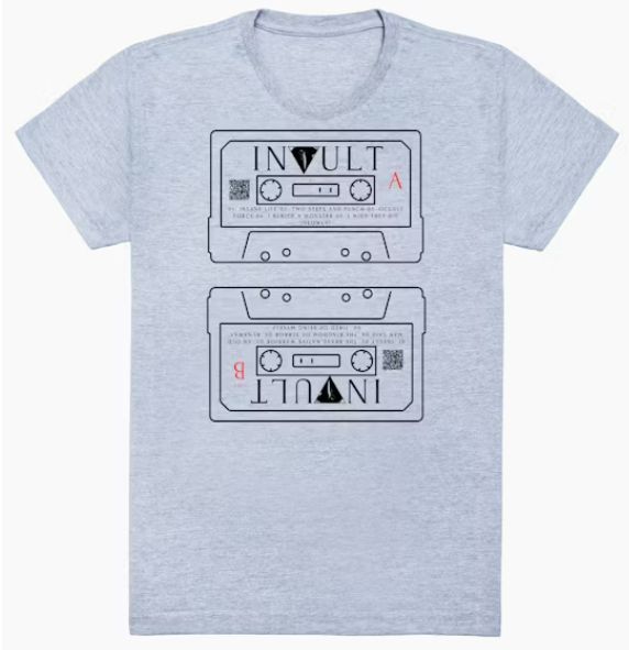 camiseta cinza com estampa de fita cassete. Uma fita lado A na posição regular e uma fita lado B abaixo dela, de cabeça para baixo. Na parte de cima lê-se o nome "INVULT"