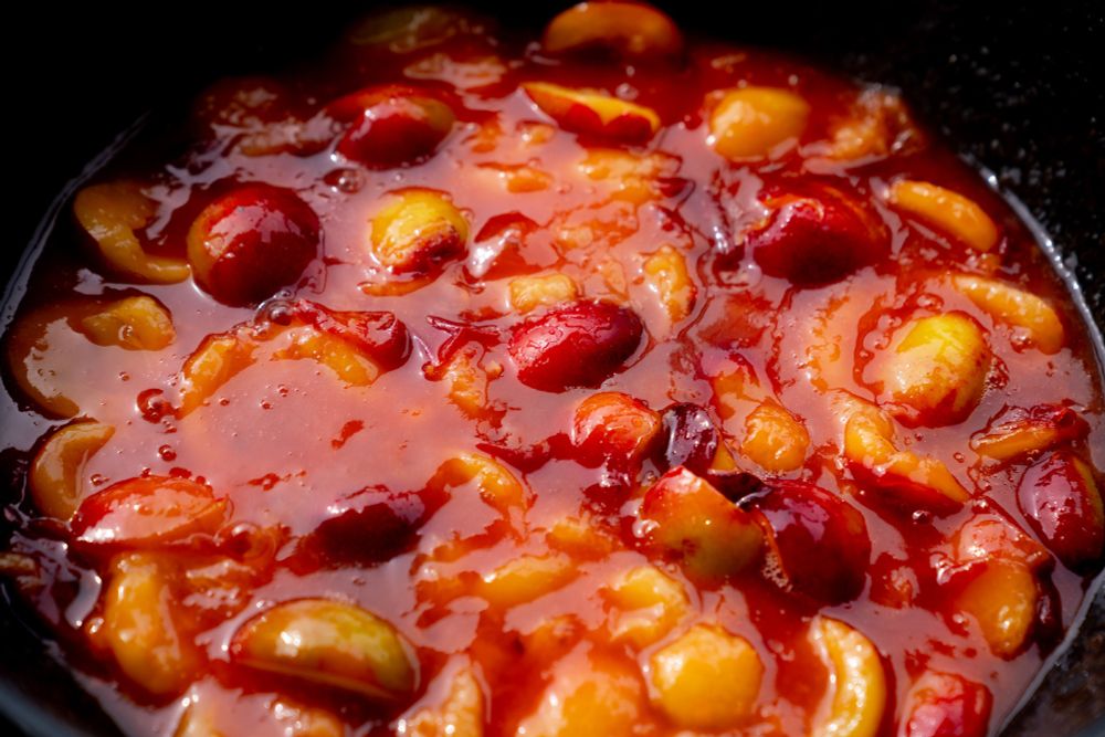 eine Pfanne mit Pflaumenkompott ("G'röstl", "Röster") aus hellen Pflaumen der Sorte "Königin Victoria"