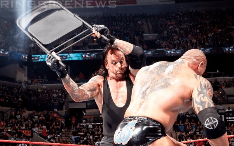 der Undertaker zermatscht gerade irgendein Urviech mit dem "chair"