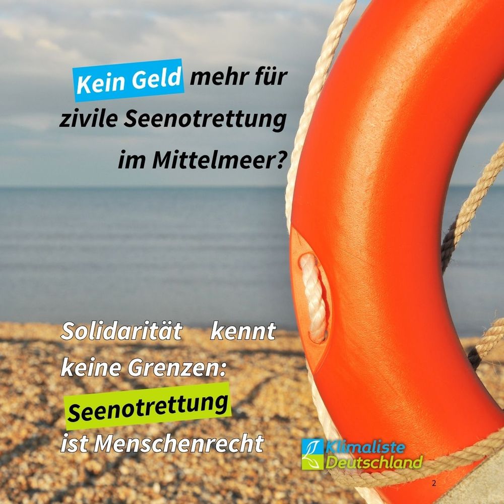 Die Schlagzeile lautet: "Kein Geld mehr für zivile Seenotrettung im Mittelmeer?" Die Wort "Kein Geld" sind blau hinterlegt und in weiß geschrieben. Das Bild zeigt einen orangen Rettungsring an einem Strand mit Meer im Hintergrund. Unten links steht der Text: "Solidarität kennt keine Grenzen: Seenotrettung ist Menschenrecht." Das Wort "Seenotrettung" ist frühlingsgrün hinterlegt. Rechts daneben ist das Logo der Klimaliste Deutschland zu sehen.