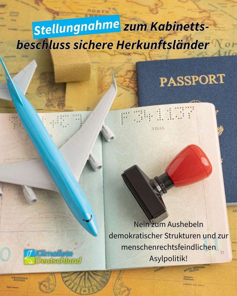 Schlagzeile: "Stellungnahme zum Kabinettsbeschluss sichere Herkunftsländer", wobei das Wort "Stellungnahme" blau hinterlegt ist.
Das Bild zeigt eine Landkarte, auf der zwei Passdokumente liegen. Ein Pass ist aufgeschlagen und darauf befindet sich ein Modell eines Flugzeugs und ein Stempel.
Unten links ist das Logo der Partei Klimaliste Deutschland zu sehen. Daneben steht der Text: "Nein zum Aushebeln demokratischer Strukturen und zur menschenrechtsfeindlichen Asylpolitik!"