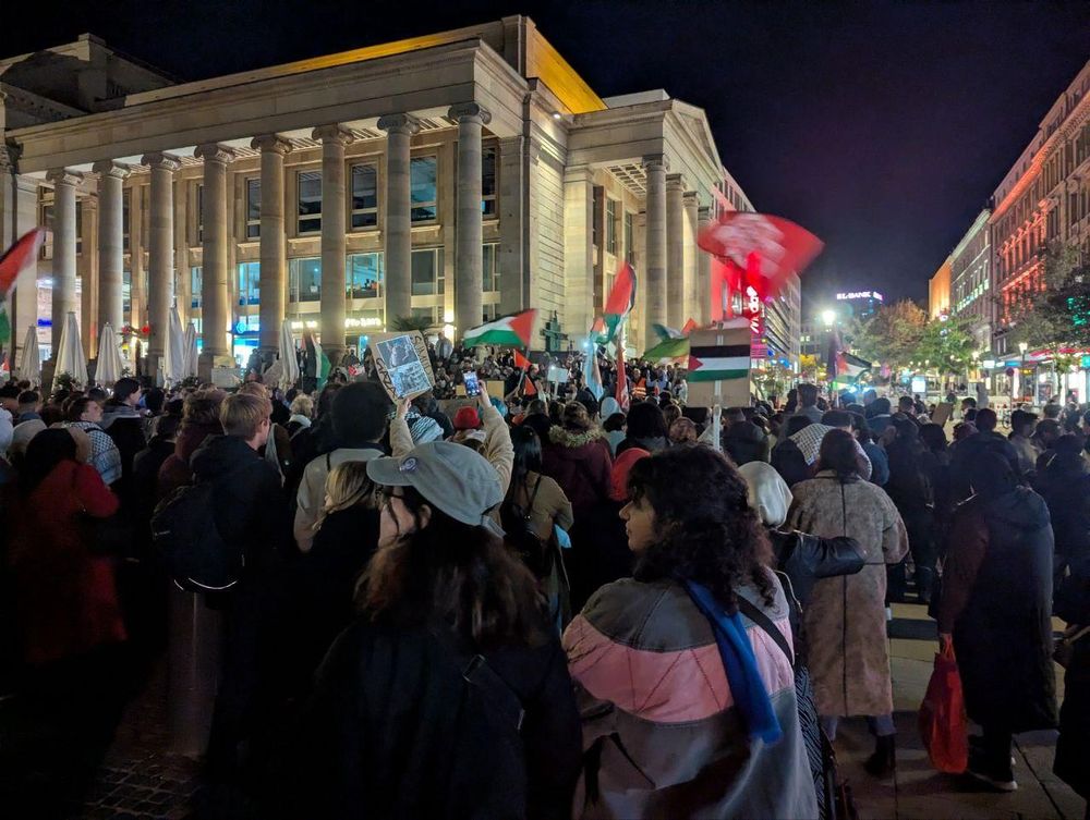 Vor dem beleuchteten Königsbau (altes Gebäude mit vielen Säulen) am Schlossplatz, sammelten sich bei Dunkelheit vom Rotebühlplatz kommend etwa 1000 Menschen mit einigen Palästina-Fahnen.