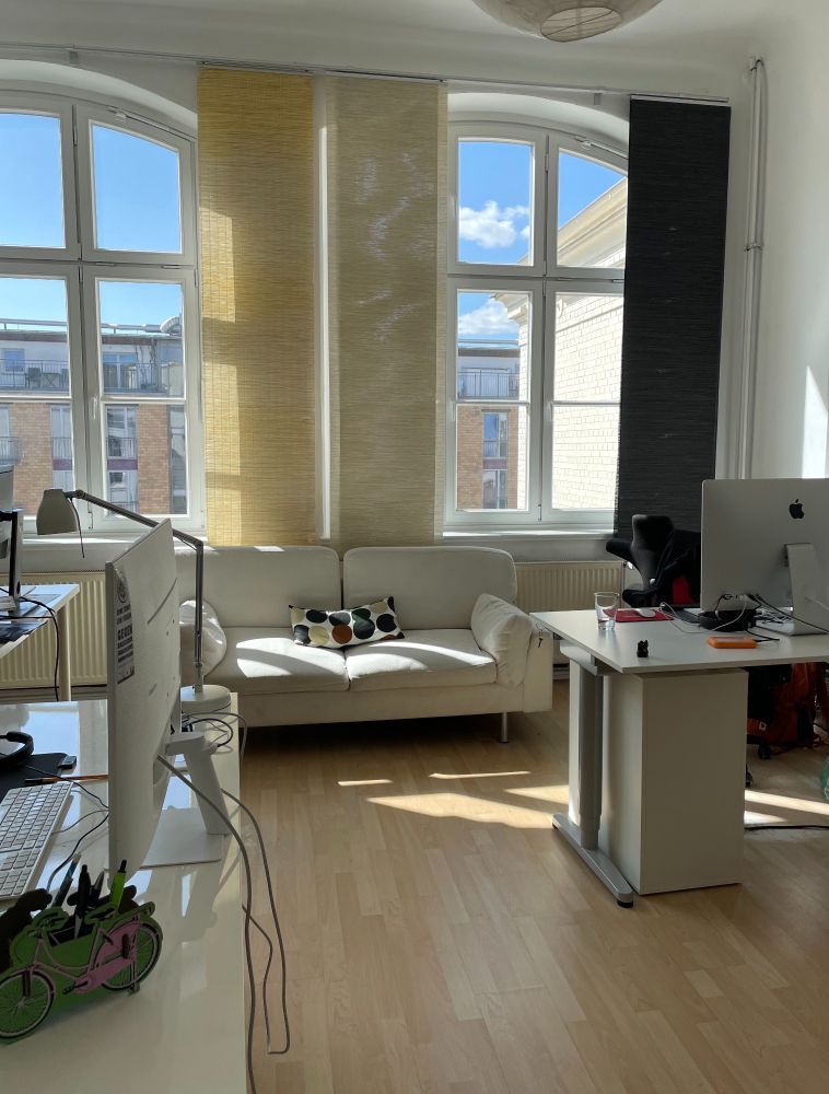 Büroraum mit Blick aus dem Fenster