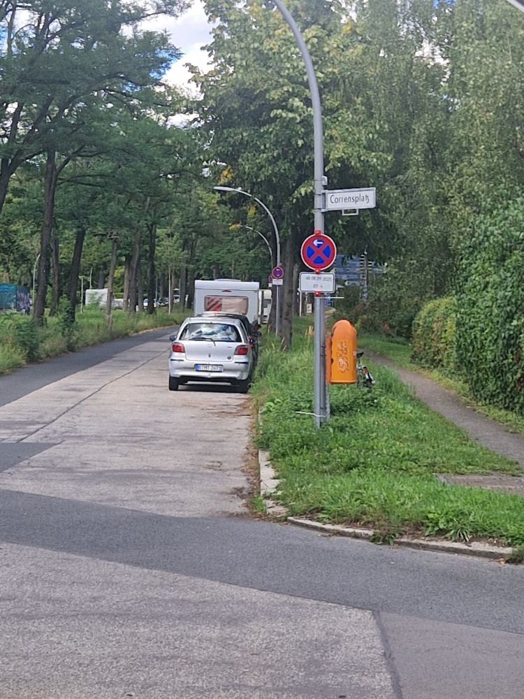 Blick Straße entlang mit aufgestellten Halteverbotsschildern