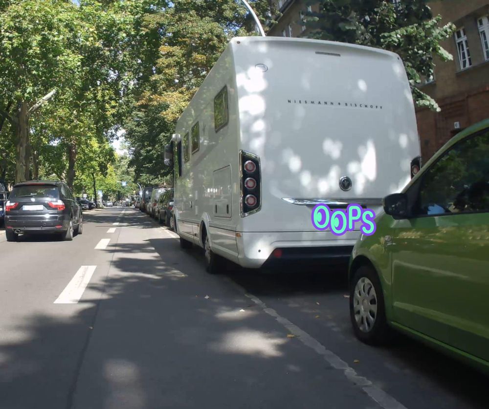 Großes Wohnmobil geparkt am Fahrbahnrand, die Linken Räder stehen auf dem Radstreifen 