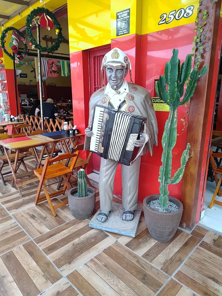 Imagem de Luiz Gonzaga na porta de estabelecimento de comida nordestina em Suzano, São Paulo.