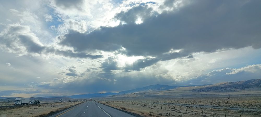 Un ciel tourmenté à travers duquel passent quelques rayons de soleil quelques minutes avant d'arriver à Fernley NV