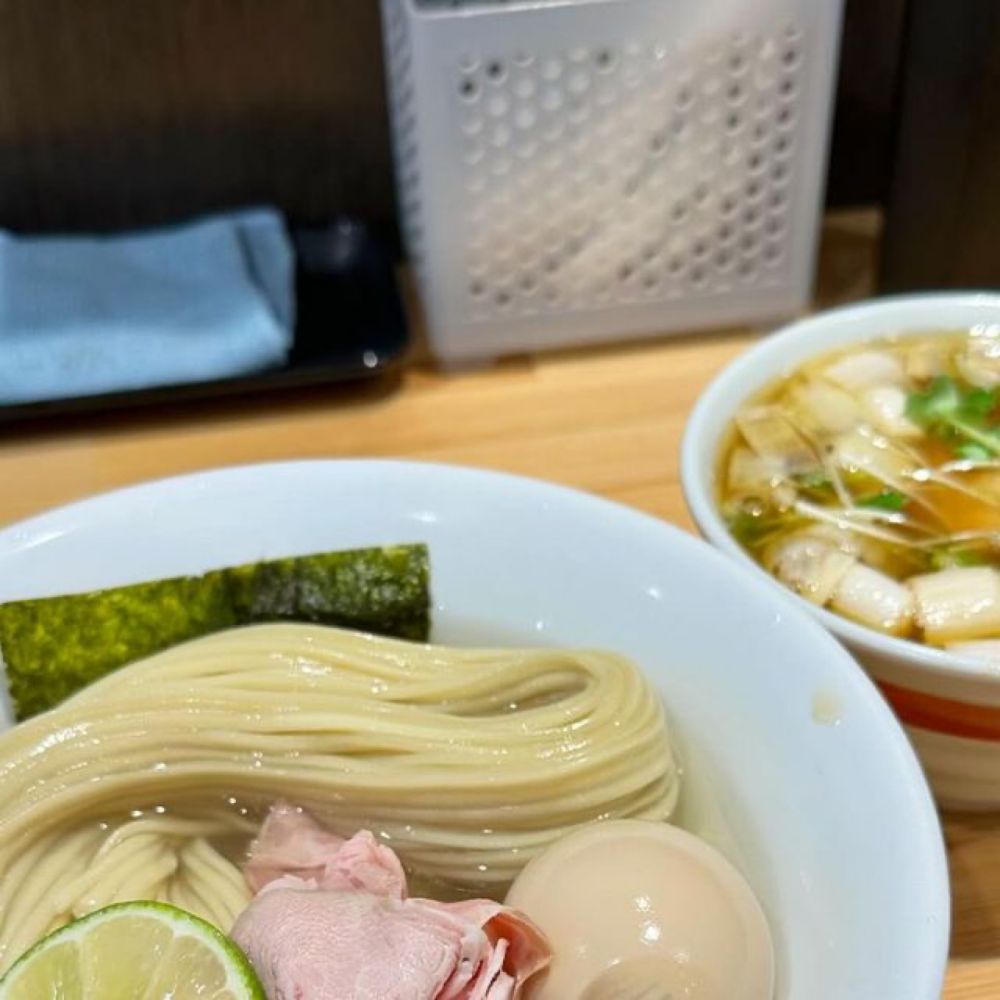 麺スタグラム on Instagram: ".
月曜日のお昼は、万願寺から西調布へ。
ずっと行きたかったお店シリーズ、
2軒目 1番だしラーメンしんせん へ。
.
特製昆布水つけ麺白を注文。
麺だけ啜ると…見た目以上にカタメでコシのある
ストレート麺がめちゃくちゃ旨い✨
藻塩につけても絶品で、
これだけで麺を完食しそうになる…
つけ汁は葱とチャーシューがたっぷりで、
白醤油の甘みと心地よい塩味に旨...