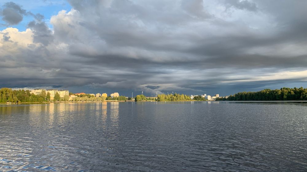 Kuva Oulujokisuiston Hartaanselältä, taustalla vasemmalla Tuira, keskellä Raatti ja Keskusta, oikealla Pikisaari. Taivaalla tummia pilviä.