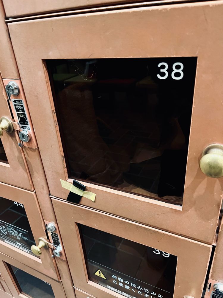 ロッカーのはみ出しと第三者の配慮