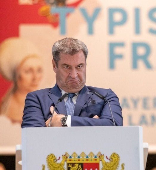 Marius Söder mit verschränkten Armen und Mundwinkel nach unten