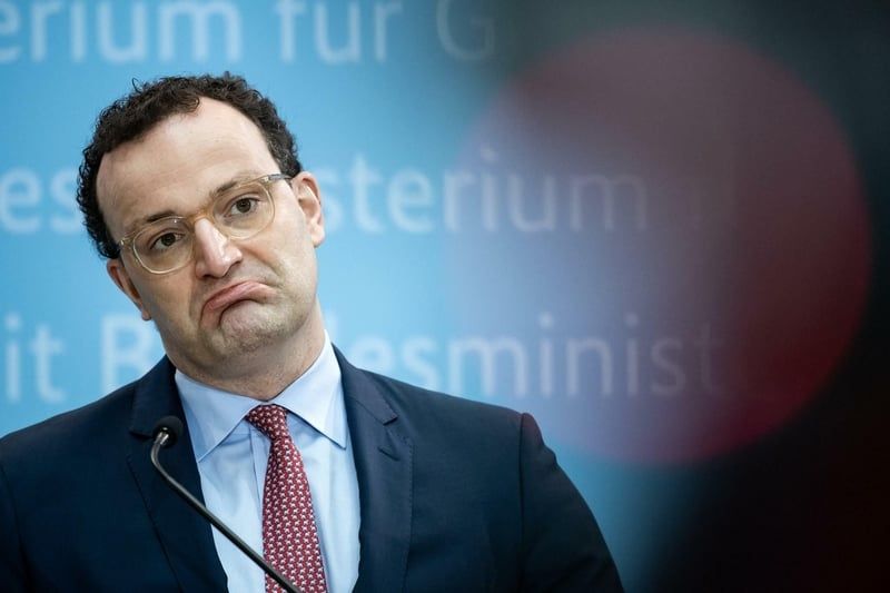 Jens Spahn verzieht die Mundwinkel nach unten 