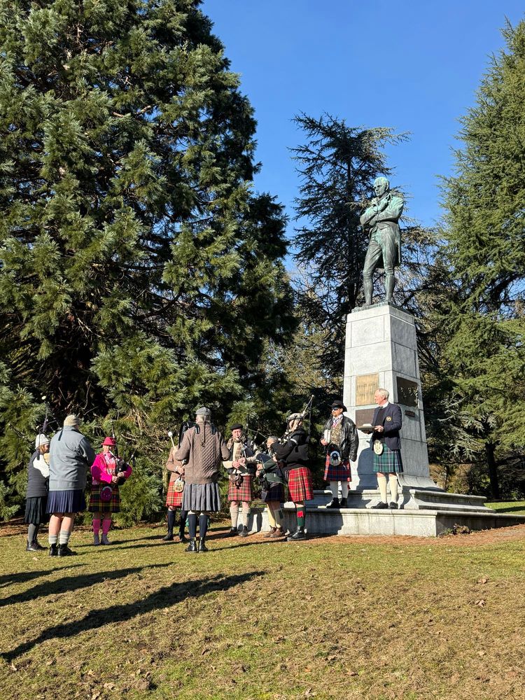 Bagpipers playing at the Robert Burns Memorial Statue