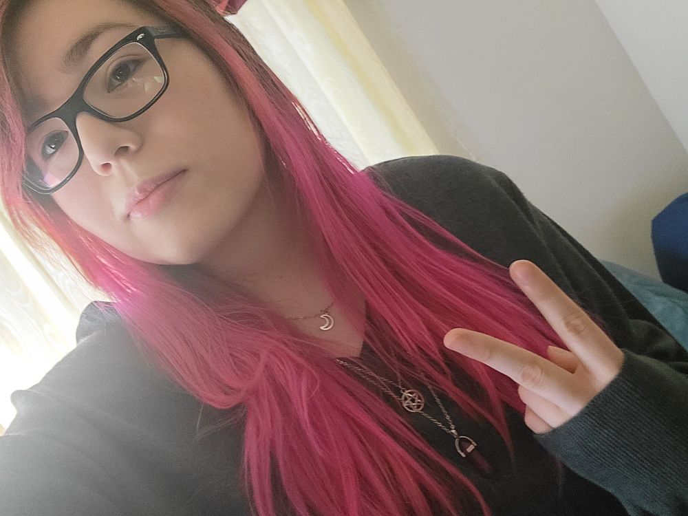 My pink hair era from 2021. I miss it so much. 🥲 

I'm thinking about going back to this color again. 