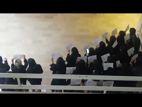 Estudiantes de Arte, Universidad de Teheran, cantan El Pueblo Unido Jamás Será Vencido