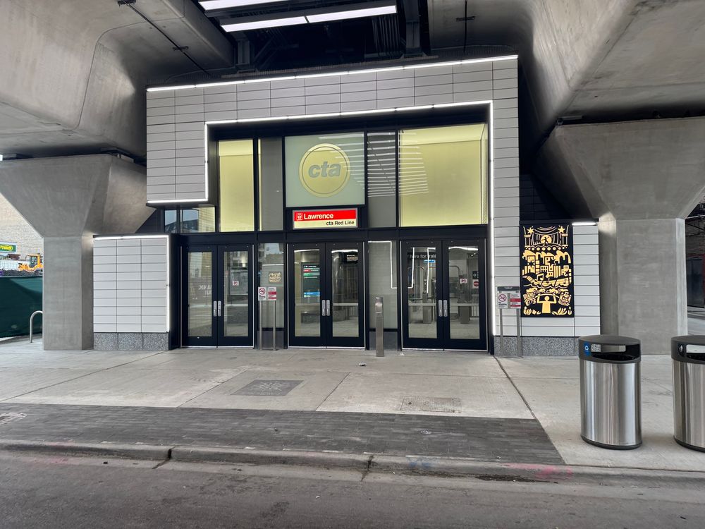 The entrance to the Red Line station on the north side of Lawrence Avenue 