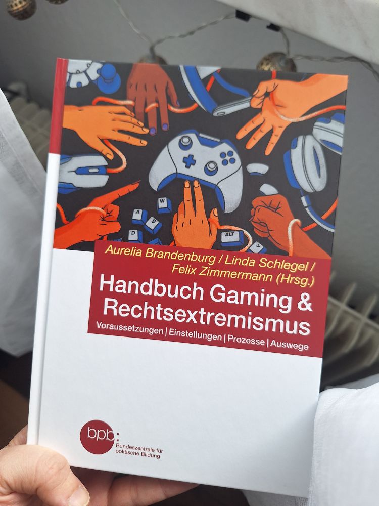 Foto des Sammelbandes "Handbuch Gaming & Rechtsextremismus", herausgegeben von Aurelia Brandenburg, Linda Schlegel und Felix Zimmermann 