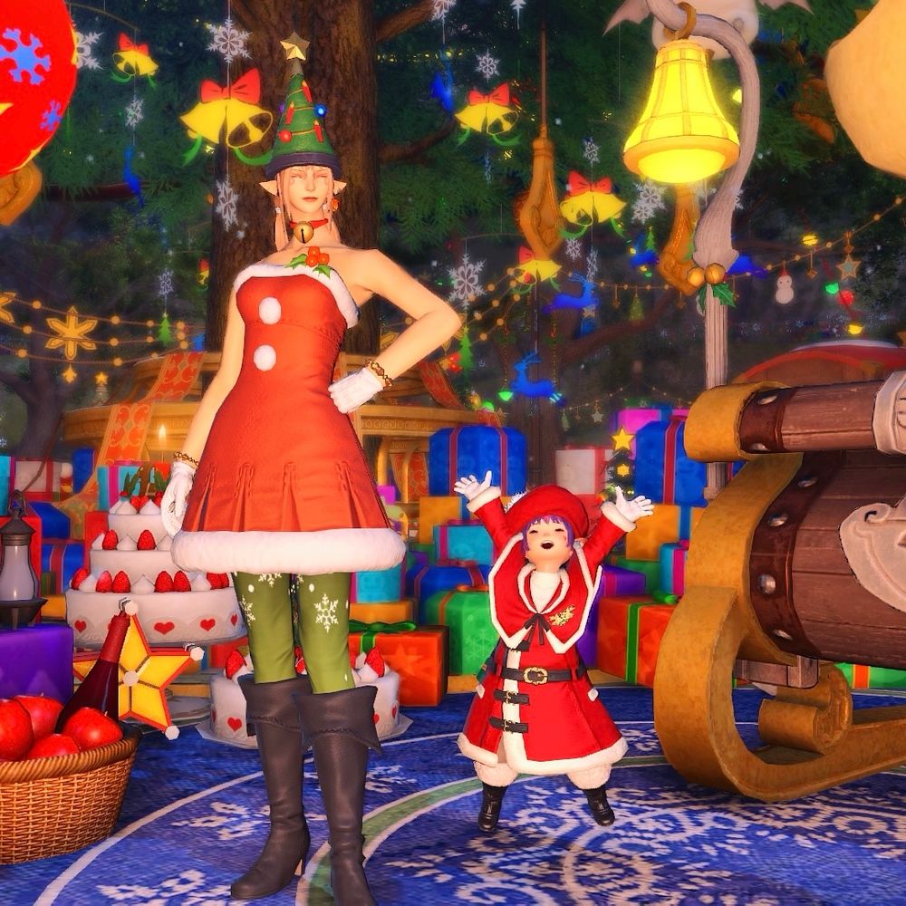 Elezen and Lalafell posing for Christmas photos in front of presents and a tree