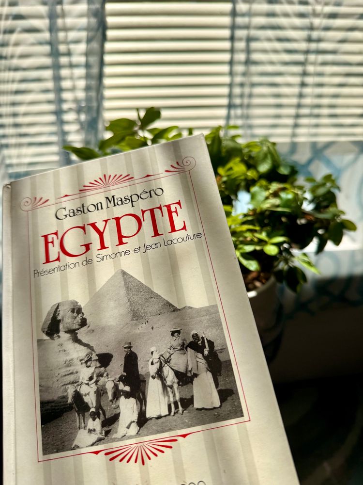 Cover of book, titled Égypte - Présentation de Simone et Jean Lacouture by Gaston Maspéro. Depicts a group of tourists next to the Sphinx circa 1900. 