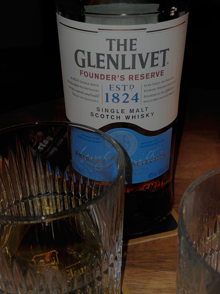 Whisky the glenlivet, single malt + glas. 