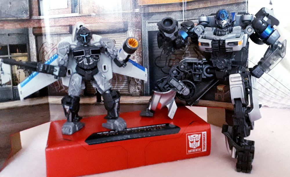 My reel TF Studio Series ROTB Autobot Mirage and Noah Diaz EXO SUIT aka Miroah aka WORK FRIENDS 🙏💙✨