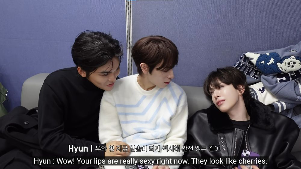 hyun, haru, and wumuti all squeezed together on a tiny couch. hyun is curled around haru's back, who's looking at wumuti who has slouched down. hyun is saying to wumuti "Wow! your lips are really sexy right now. They look like cherries."