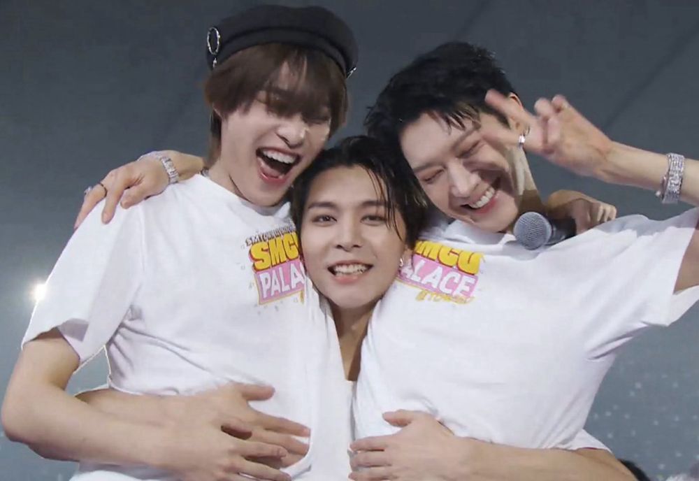 ヤンヤンとテンをまとめて抱きしめるジャニさん