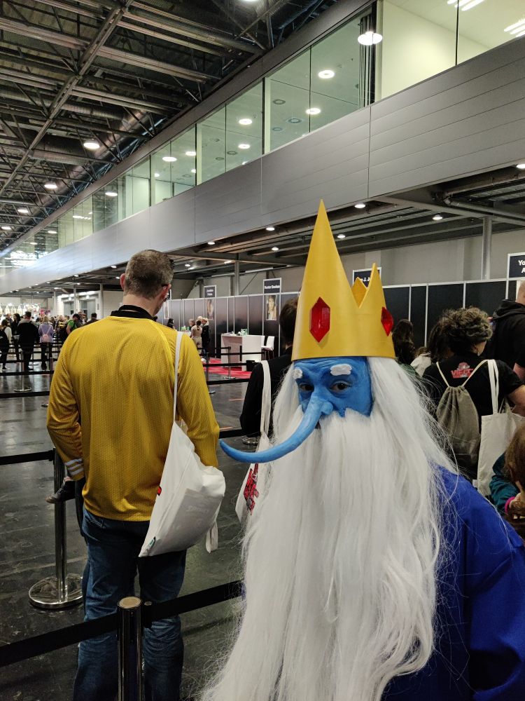 The Ice King in the queue for the picture with Jonathan Frakes who is already seen in the background giving autographs.
