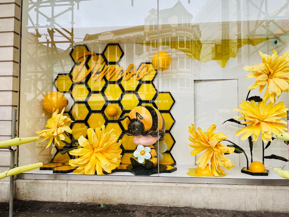 市のシンボルが働きバチでバスも路面電車も黄色。公共交通機関が統一されていて市内の観光はとても便利だった。